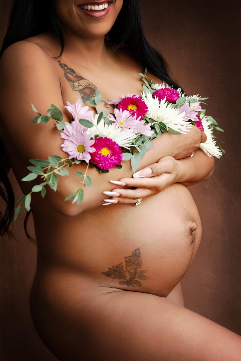 st-louis-maternity-photographer-close-up-of-pregnant-mom-holding-flower